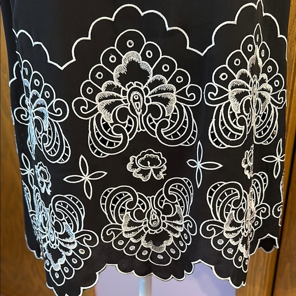 White House Black Market Elegant Black and White Sleeveless Top size small. - Picture 3 of 12